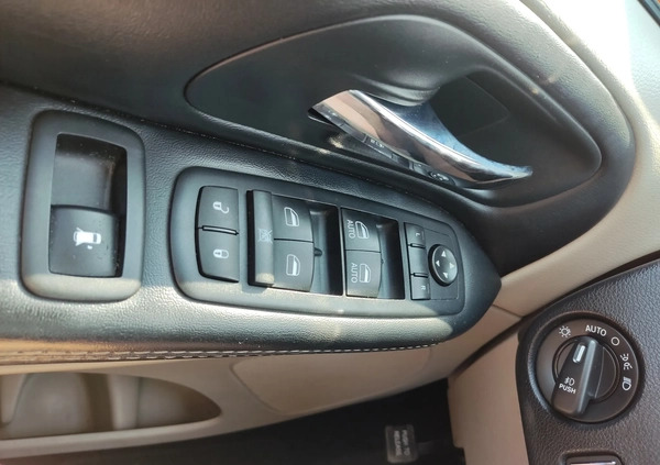 Chrysler Town &amp; Country cena 55900 przebieg: 222000, rok produkcji 2016 z Swarzędz małe 121